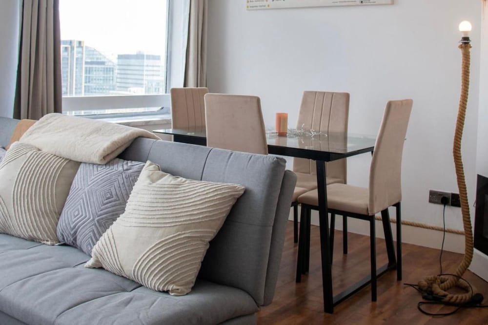 City Centre & Parking 2 Bed Ap