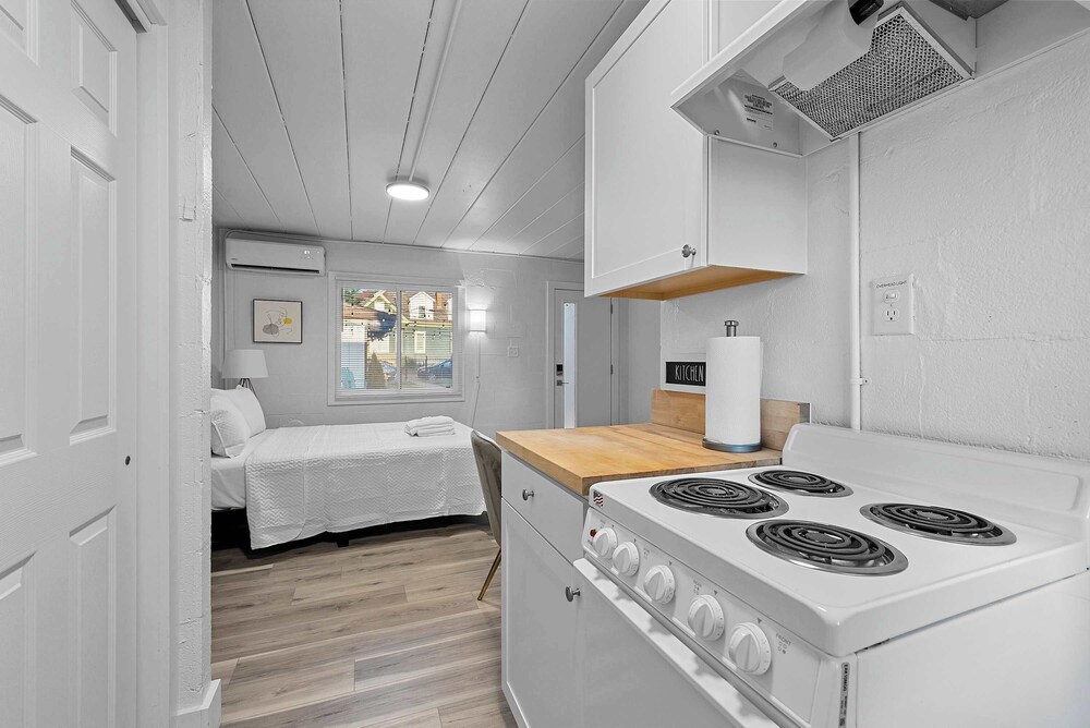 Chic City Retreat 93E - Image 2