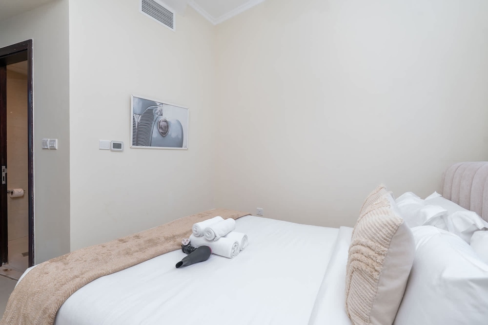 Lovely and Spacious 1BR in DEC Tower Near Marina Walk