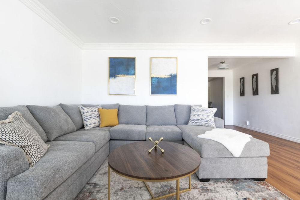 Charming Spacious Home - Modern Comforts Prime Location