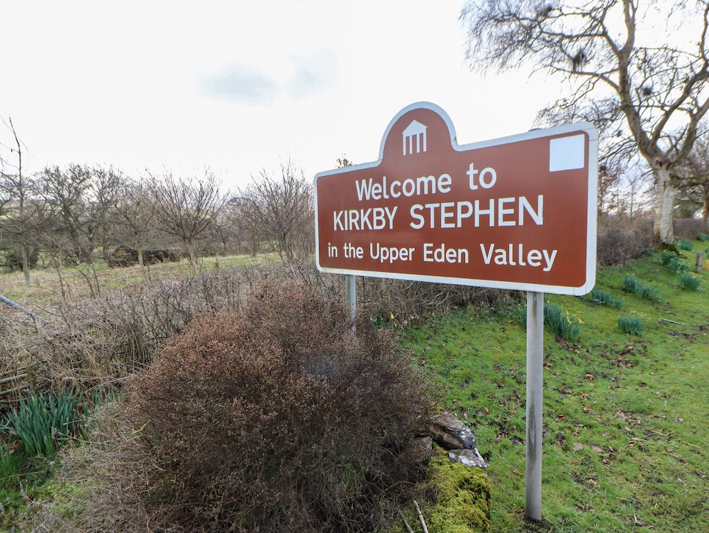 2 Eden Lodge