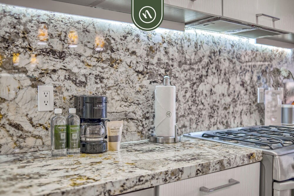 Stunning 2 BR Condo in Romantic Zone - Pool