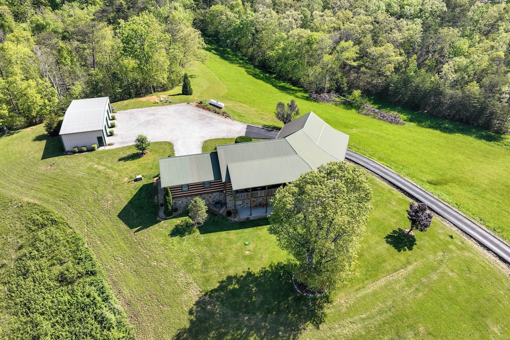 Panoramic Mtn Views: Spacious Tennessee Home!
