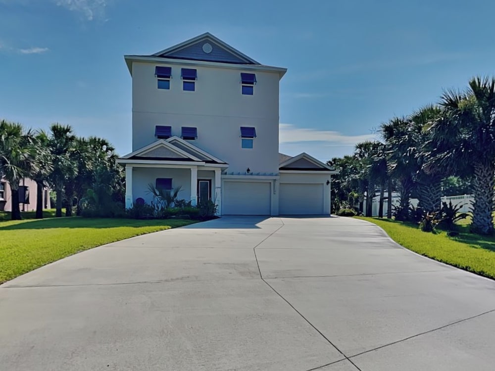 Atlantic Beach House by Distinctive Beach Rentals