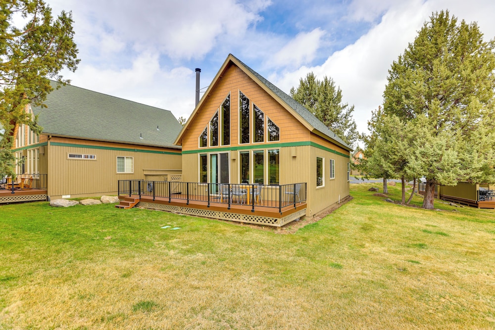 Hike, Fish & Ski: Redmond Escape w/ Hot Tub!