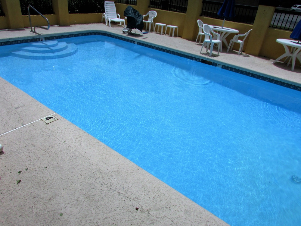 Days Inn Suites by Wyndham Fort Valley - Property Image 3