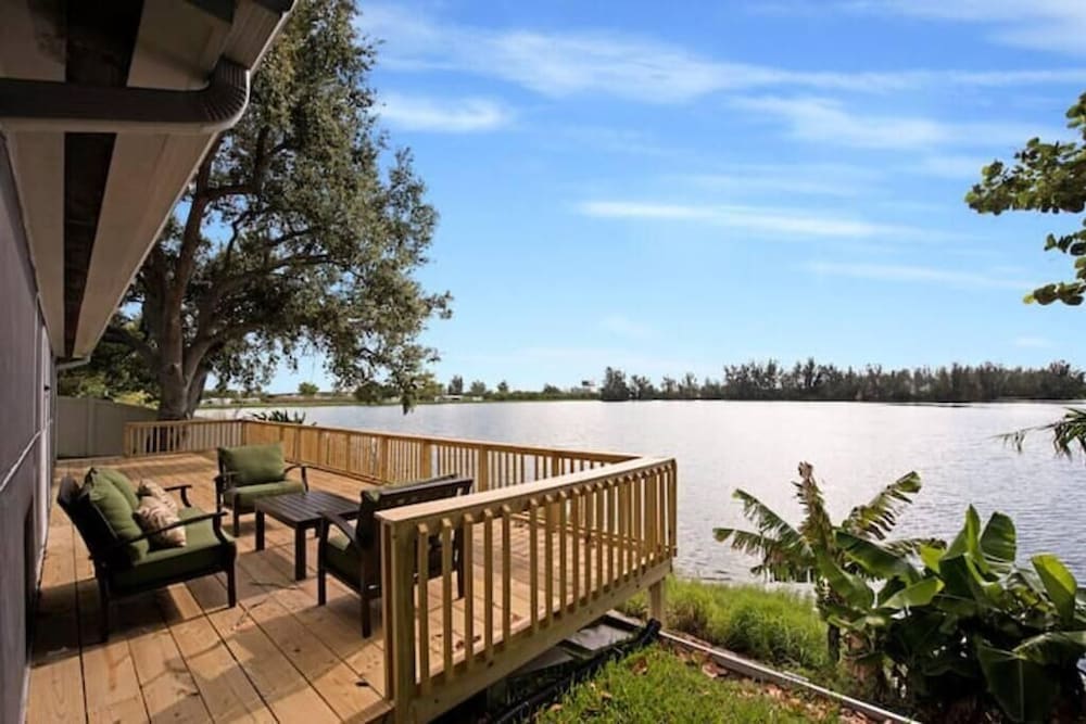 Lake House 1 in Davie — exterior view, Davie, US