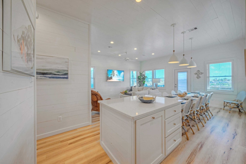 2 Homes, Sleeps 22 2 Private Pools, Firepit, Steps to Beach Boardwalk Access