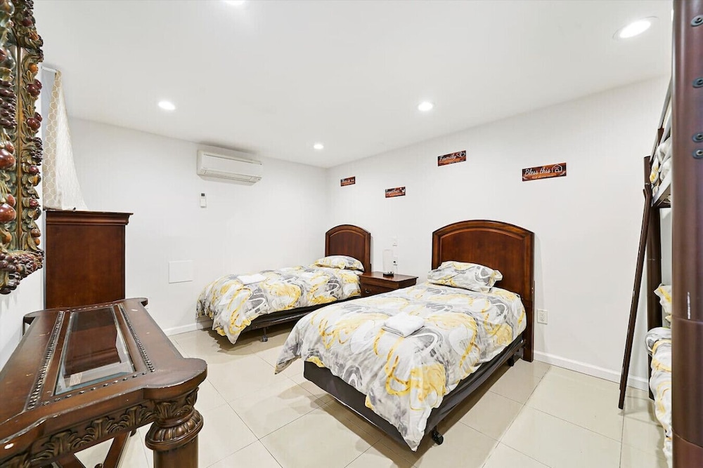 Large 7BR Villa Sleeps 16 Indoor Pool Hot Tub