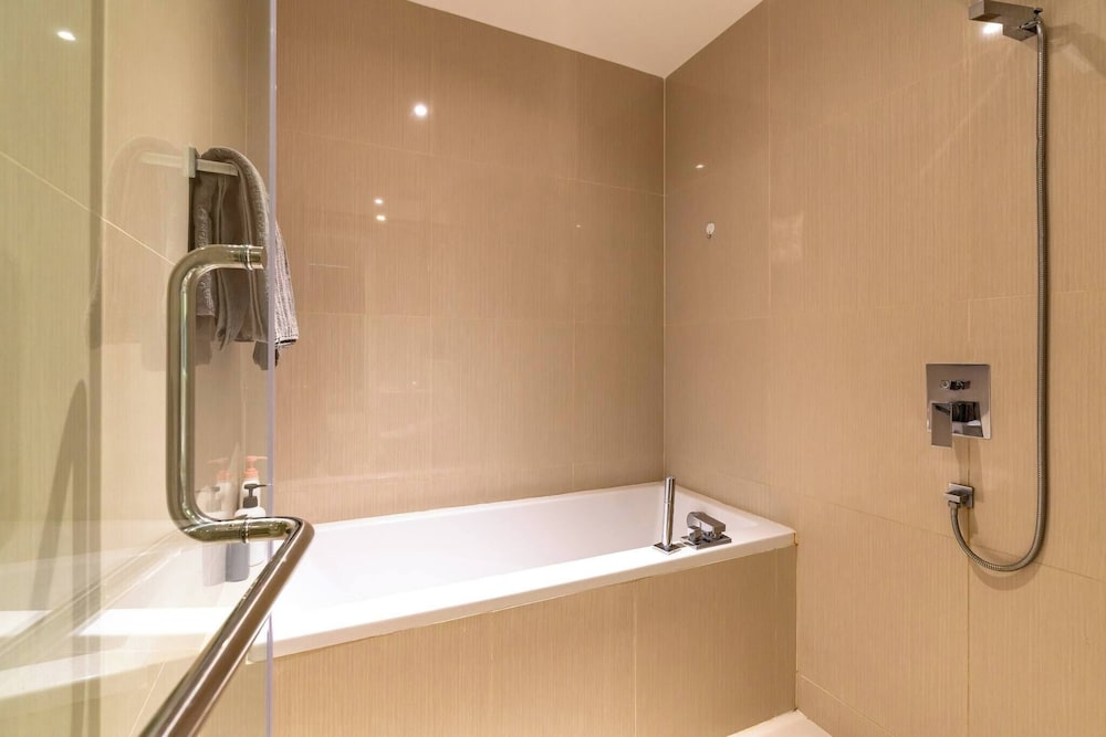 Free Airport Pick Up Rooftop Pool Jacuzzi Gym BTS Emqartier Shopping Mall