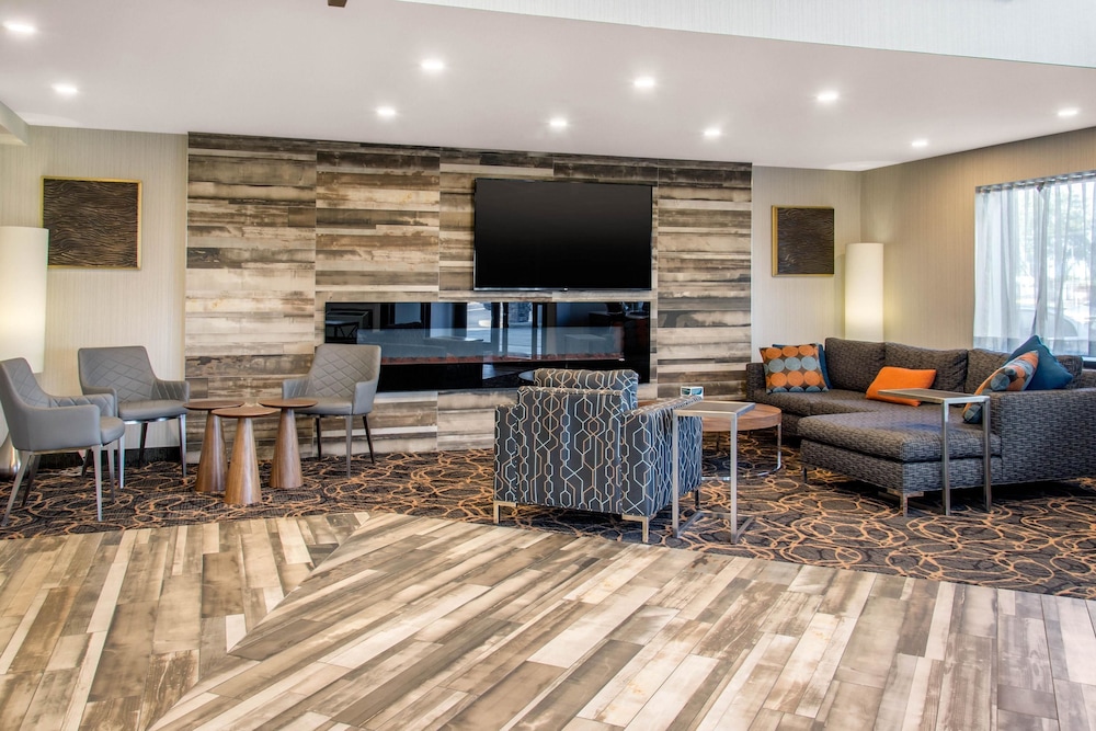 Montreal Vacations - Comfort Inn Aeroport - Property Image 2