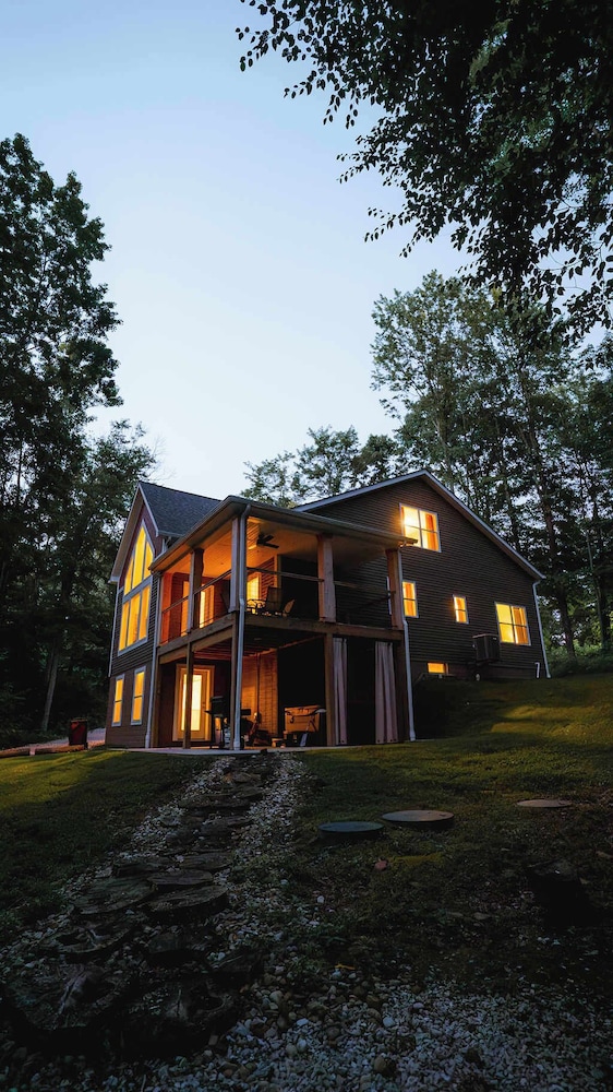 Modern 2 BD Cabin With hot tub & Games & Central Loc