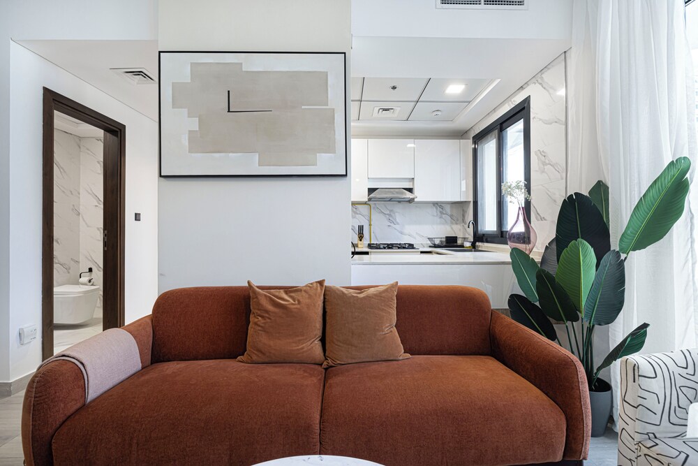 Relaxing & Bright 1BR in JVC