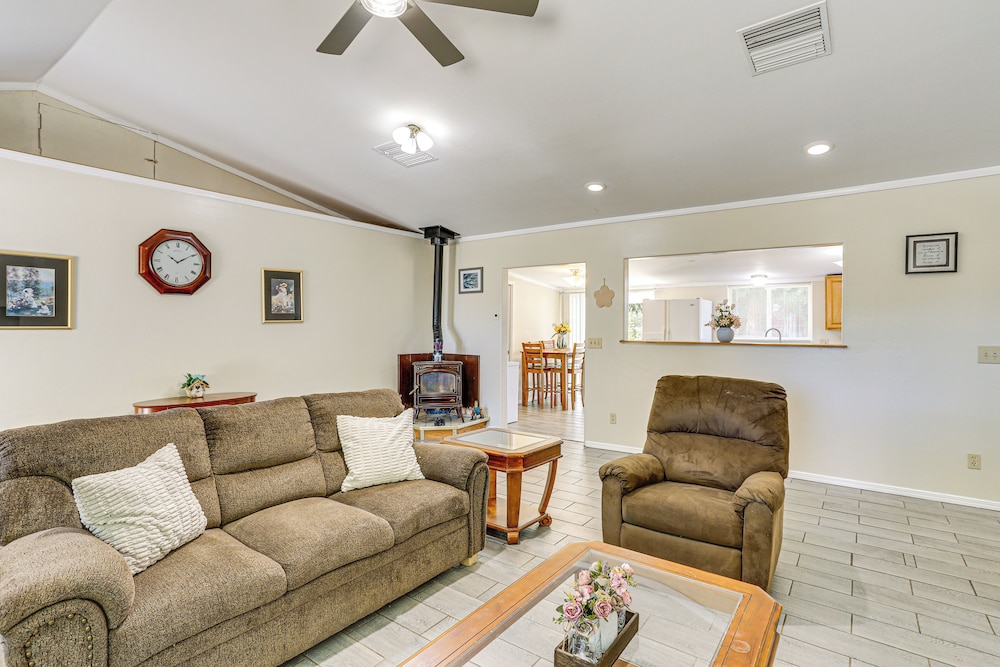 Pet-friendly Unit w/ Yard Near Sacramento River!