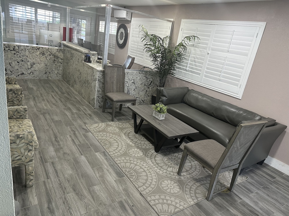 Economy Inn Buttonwillow Bakersfield I-5 view 4