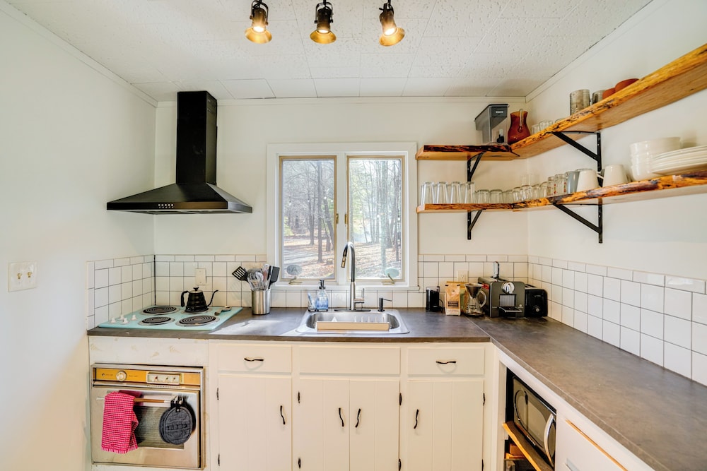 Mtn Views + On-site Hiking Trails: Catskills Cabin