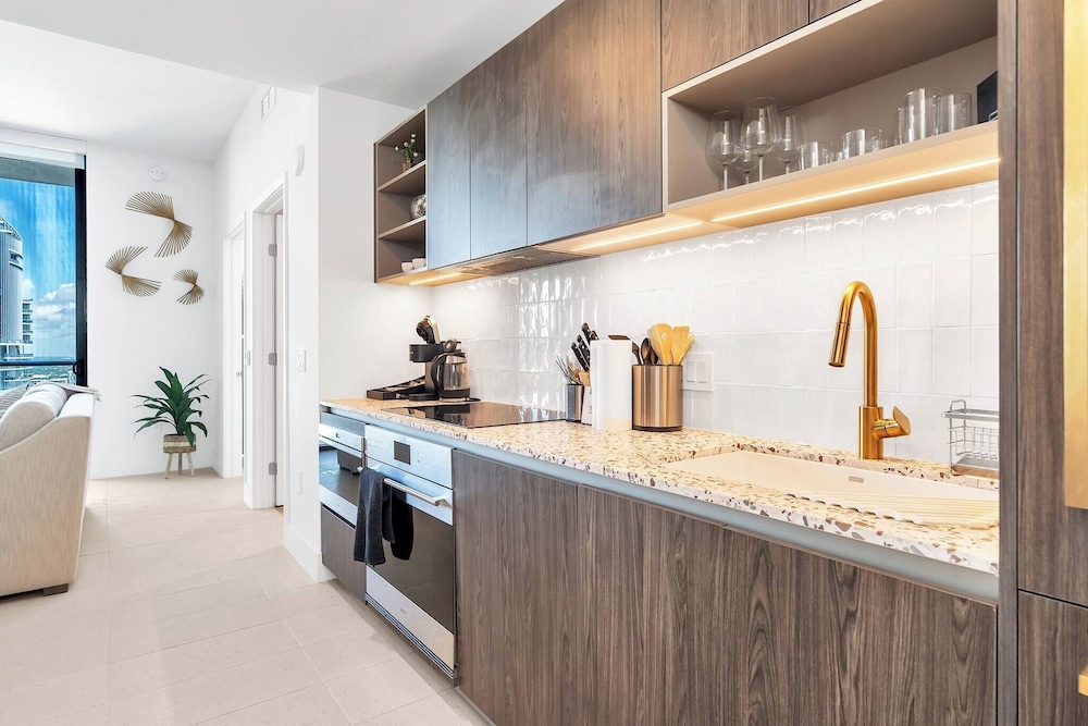 Luxury 1BR Penthouse, Bay & City Views Downtown