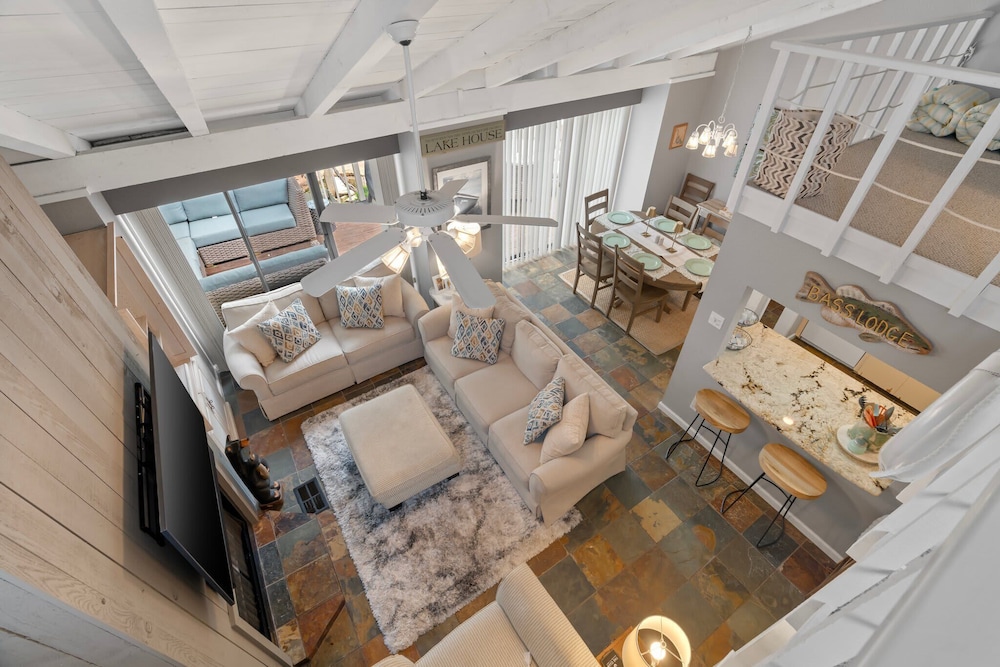 Lakeside Condo Retreat in Horseshoe Bay