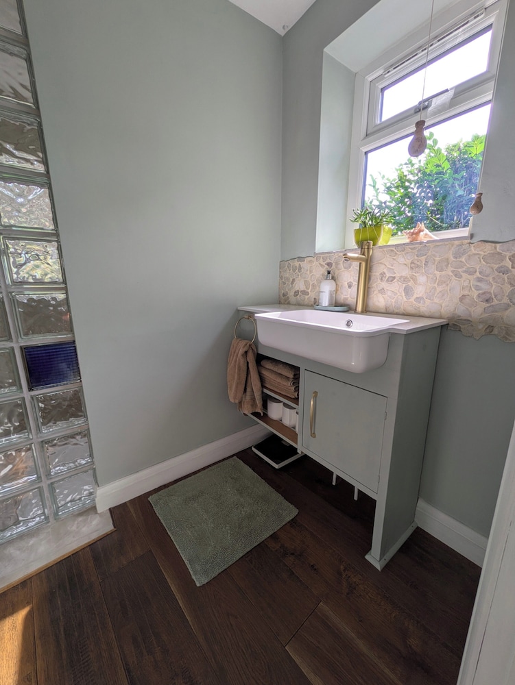 Cherry View House. 3-beds - Sleeps up to 8, Garden & Parking. Short Stays of all Types Welcome