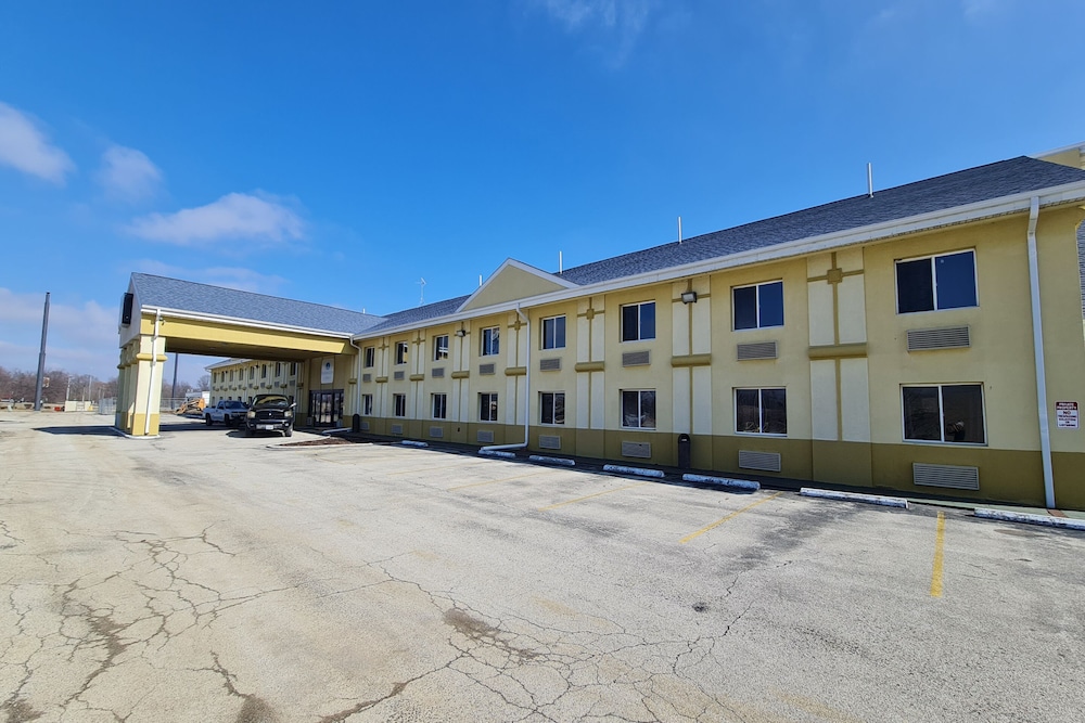 Bloomington Vacations - Bloomington Inn I-55 and I-74 - Property Image 4