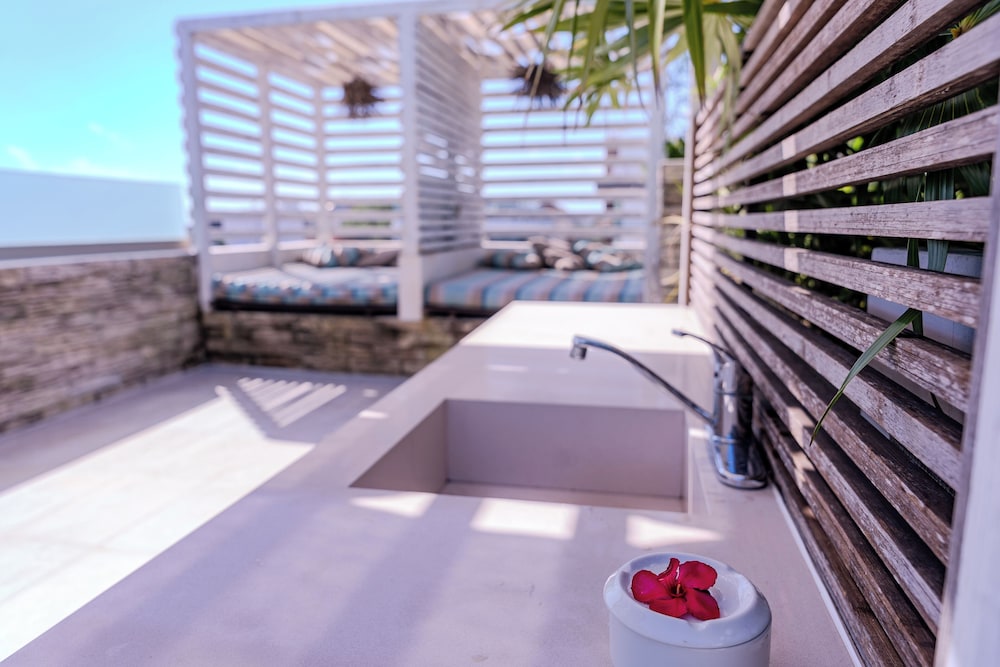 Newport House by Casago