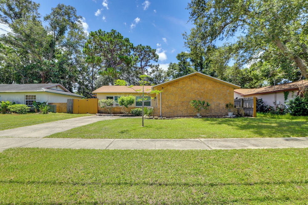 7 Mi to Beach: Pinellas Park Studio w/ Patio