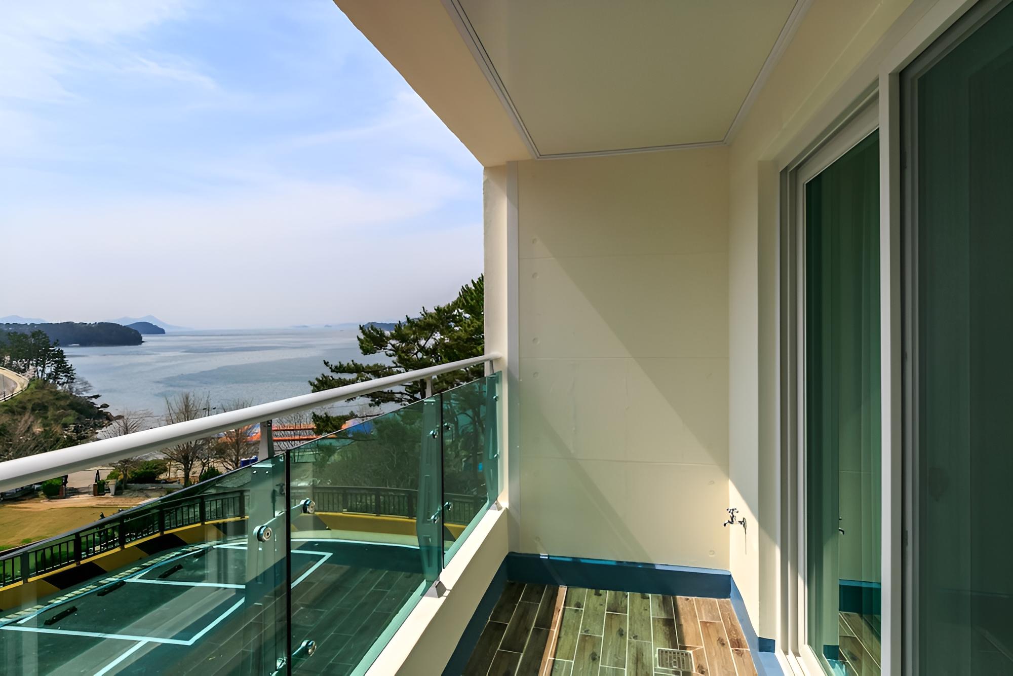 Tongyeong Beach Castle Hotel