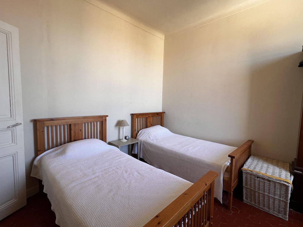 Charming 2 Bed Apartment With Balcony Located in Cannes Old Town Easy Walk to the Palais and Beaches - 120