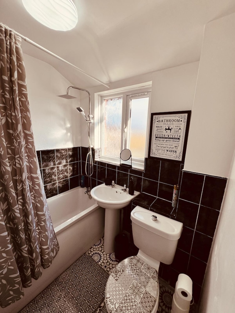 Modern Comfortable Two Bedrooms House DL5 With Garden Parking and Free Wifi