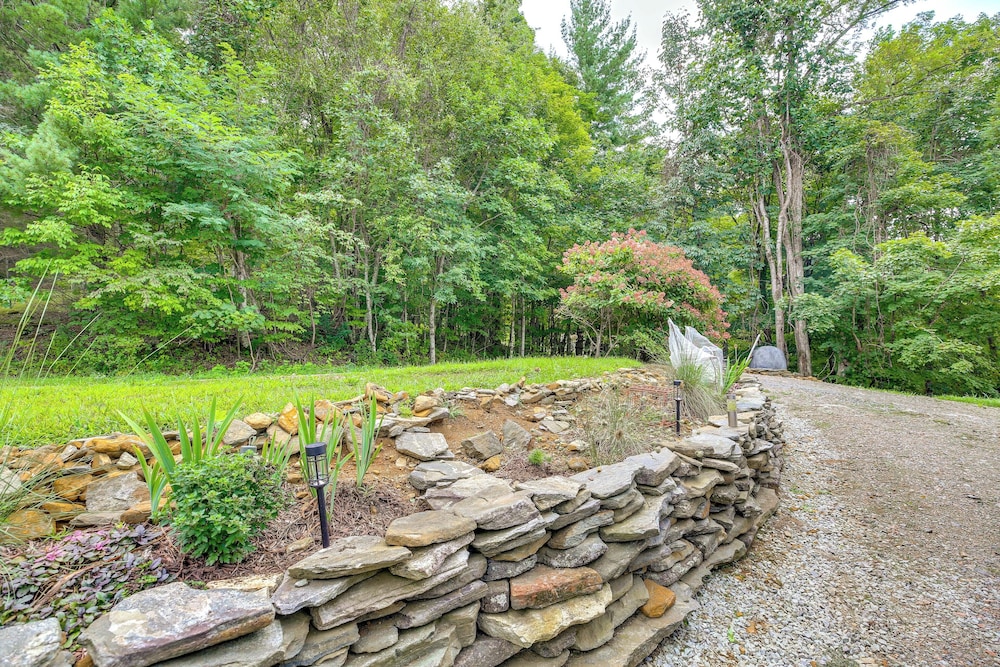 Deck, Fire Pit, Games: Family Escape Near Boone