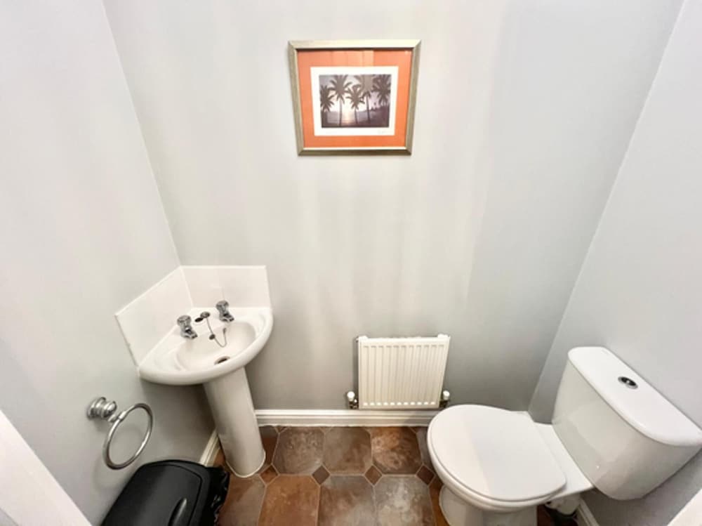 Quiet 2bedroom Home-garden-parking-family Friendly