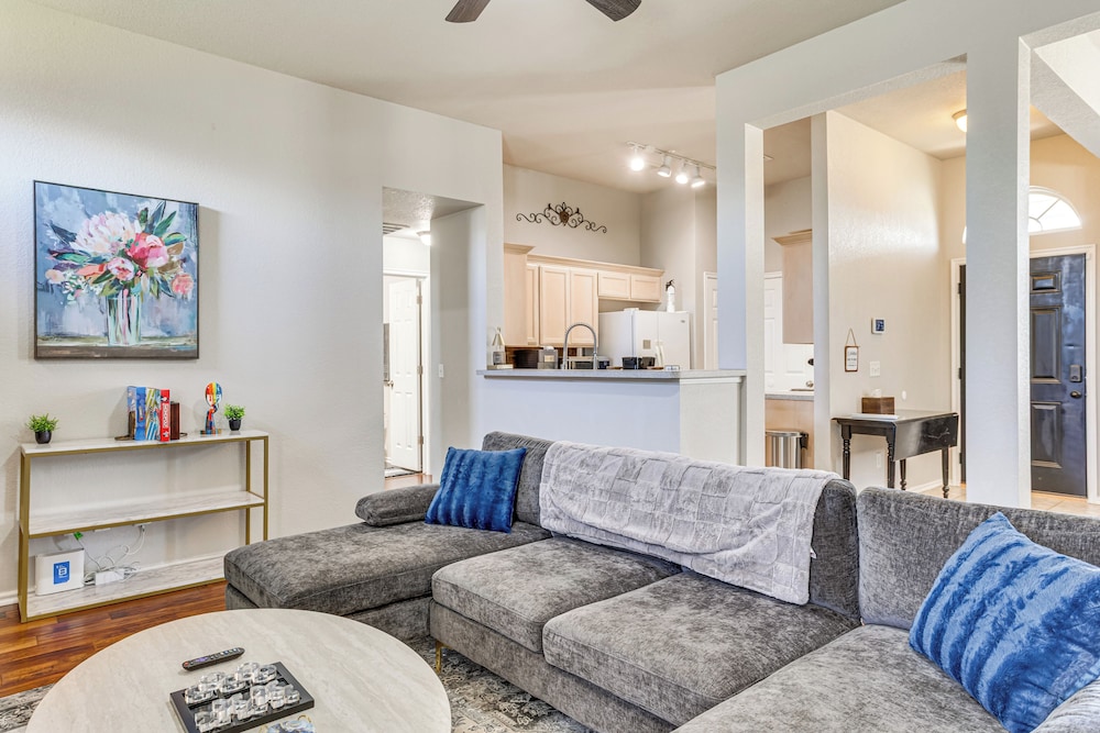 14 Mi to Dtwn Okc: Edmond Gem w/ Fenced Yard!