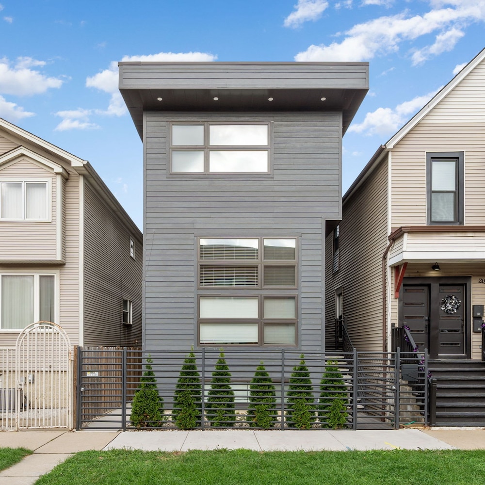 Magnificent NEW Home w 8 Beds Free Parking