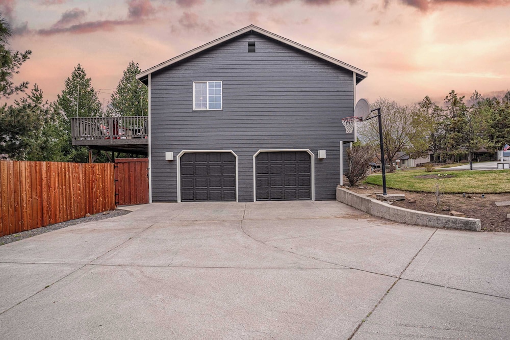 Hot Tub Pool Table Deck With Pilot Butte Views
