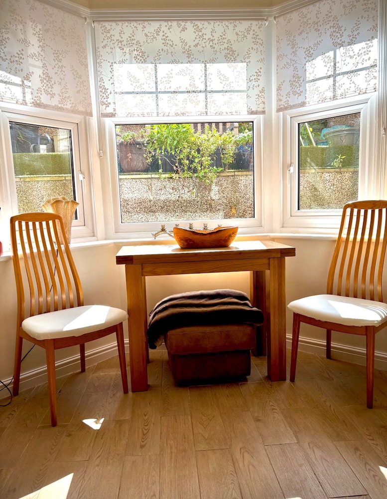 5 Guests - 2 Bedrooms - Free Parking - 1min Beach