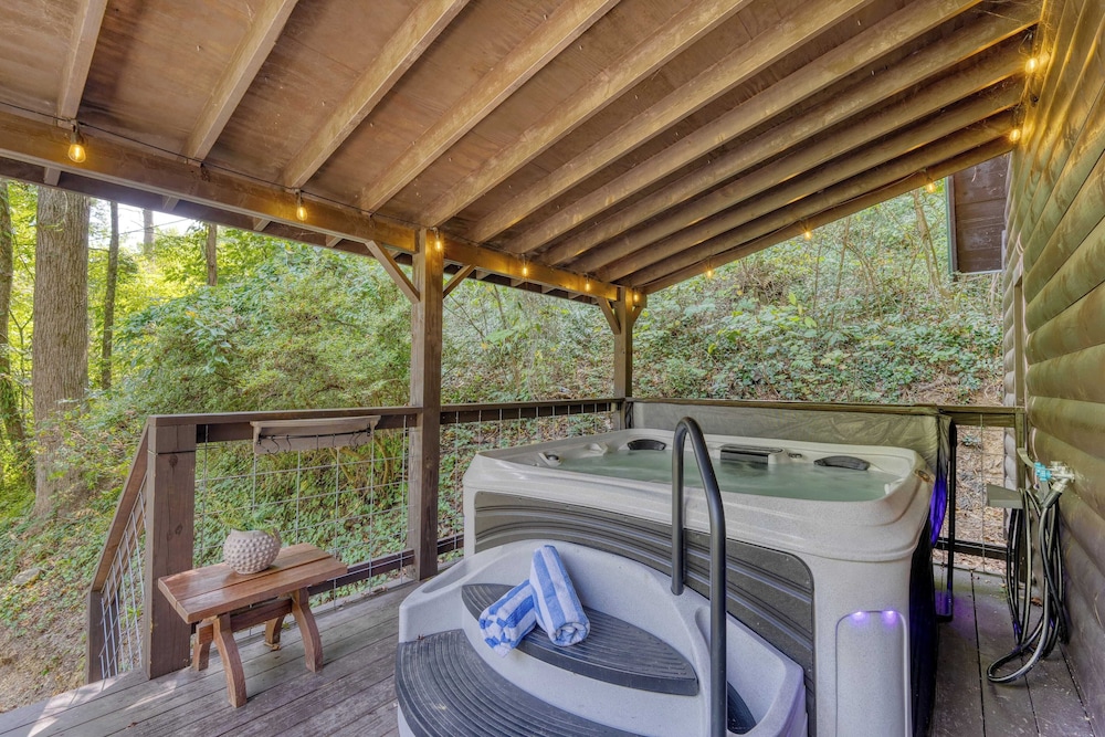 Riverwood Gatlinburg/pigeon Forge Cabin w/ River Views
