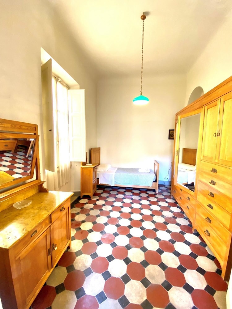 Laura 50 in Firenze With 6 Bedrooms and 3 Bathrooms