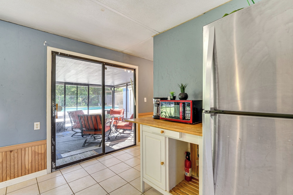 2 Mi to Manatees: Homosassa Home w/ Lanai!