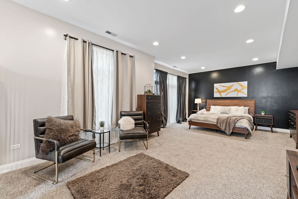 Spacious Luxury Retreat 8 Bed Oasis With 6 Baths