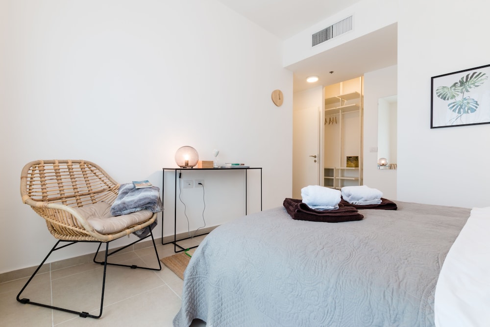 Artsy Modern Bright Apt in Bat Yam view 2