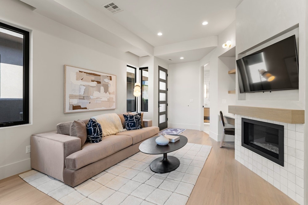 Black Desert Retreat 4 Bedroom Home