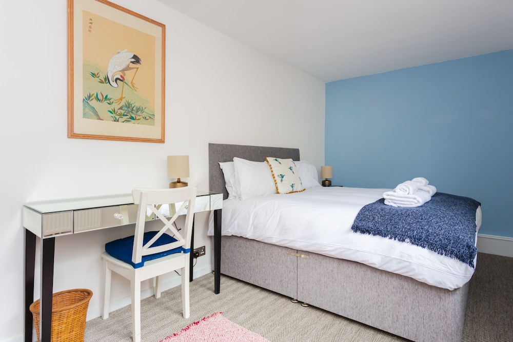 Spacious Central 3 Bedroom Apartment in Old Street