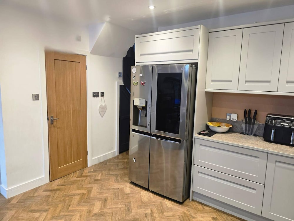 Spacious 4-bed House Close to LHR and London