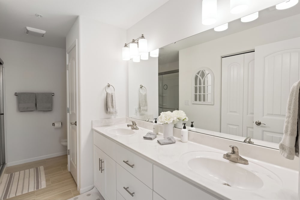 Central Location, Pool Access & Breathtaking Views