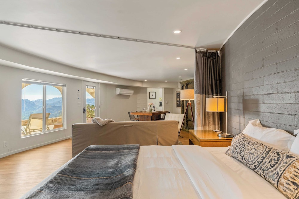 Sleeps 10, Luxe 2 Homes Malibu Hills Retreat Cielo Estate by Avantstay