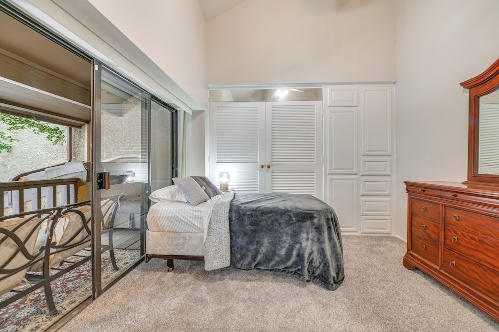 12 Mi to Downtown Dallas: Irving Condo w/ Balcony