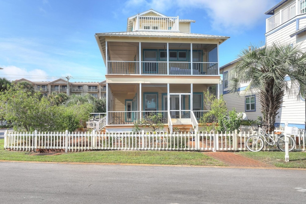 Holiday House by Avantstay Oceanview Steps to Beach