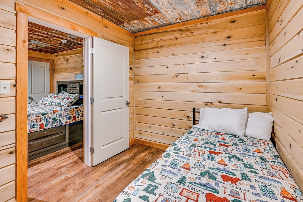 Kentucky Cabin Retreat w/ Covered Porch & Views