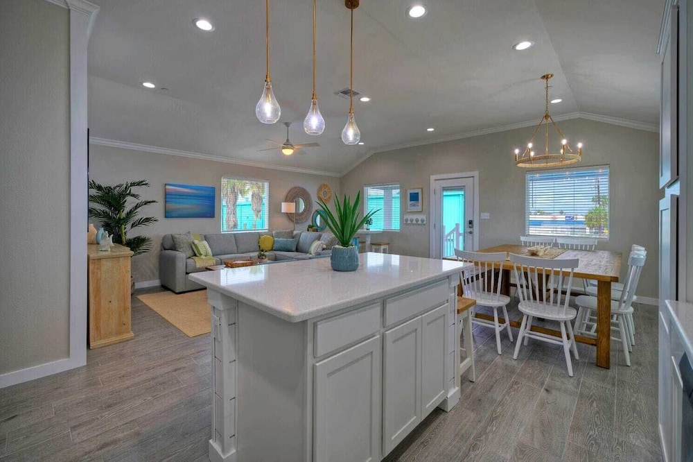 Sleeps 16 2 Homes, Priv Pool, Ping-pong 1block to Alister St. Shops & Dining