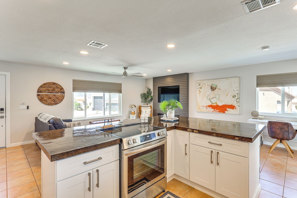 Casita + Chef's Kitchen: Lake Havasu Desert Oasis